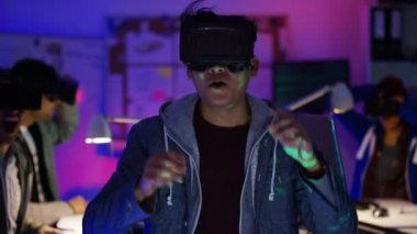 sanal gerçeklik izleyiciler çalışırken programcılar