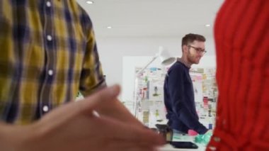 moda tasarım ekibi iş başında