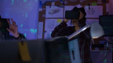 sanal gerçeklik izleyiciler çalışırken programcılar