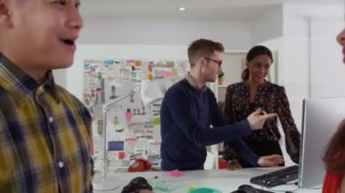 moda tasarım ekibi iş başında