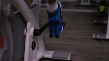 Egzersiz bisikleti üzerinde çalışma dışarı adam