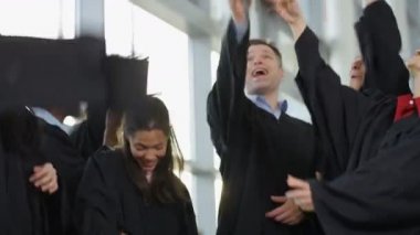  kapaklar havaya atarak öğrenciler