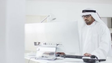 iş adamı ve bilgisayar başında arayan kadın