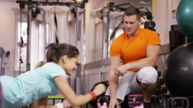 Kişisel antrenör ile çalışma dışarı kadınlar 