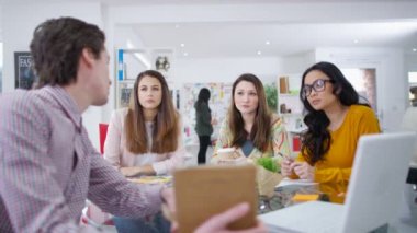  İşçiler fikir tartışmak