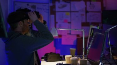 sanal gerçeklik izleyiciler çalışırken programcılar