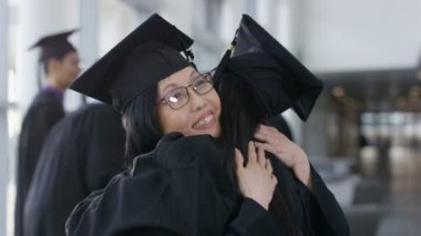 mezuniyet gününde olgun öğrenciler