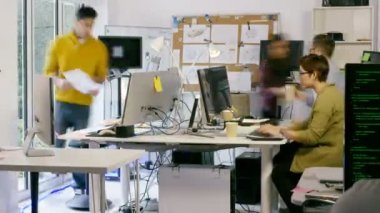 ofiste çalışan bilgisayar uzmanları