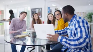 ofis toplantı gülümseyen işçi