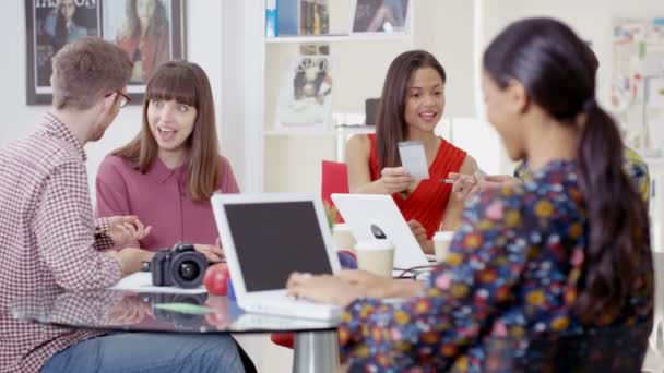 Trabalhador sorridente em um escritório de revista de moda — Vídeo de Stock