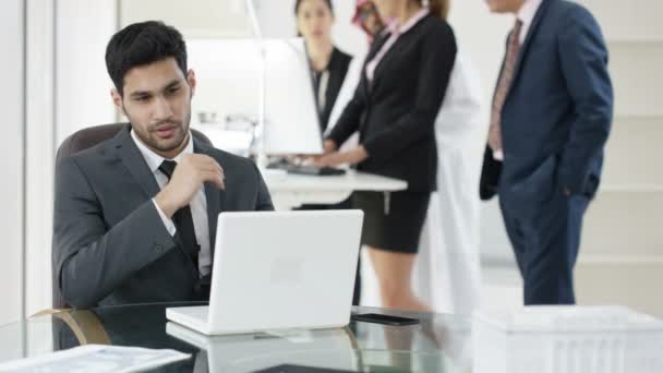 Hombre de negocios árabe con equipo de negocios — Vídeo de stock