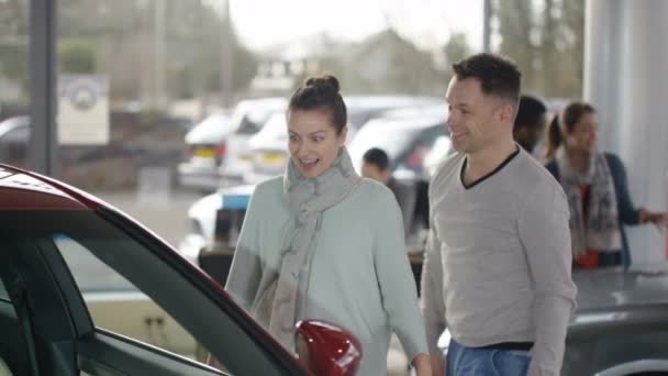Hombre sorprende esposa mostrando nuevo coche — Vídeos de Stock