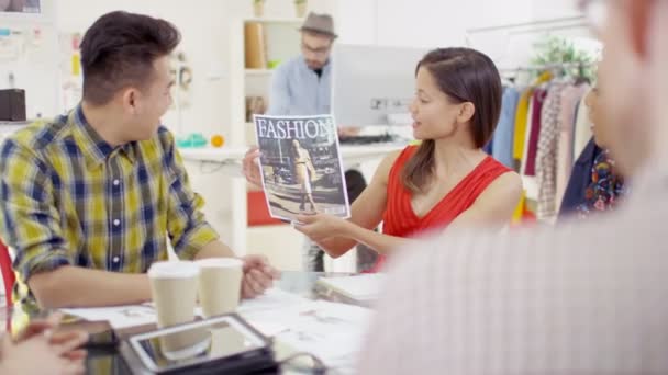 Werknemers bespreken ideeën in vergadering — Stockvideo