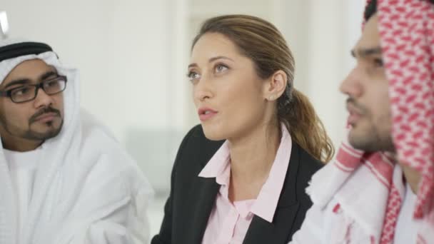 Grupo de negócios discutindo ideias — Vídeo de Stock