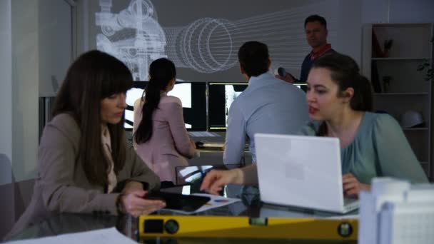 ingénieurs travaillant sur un projet  