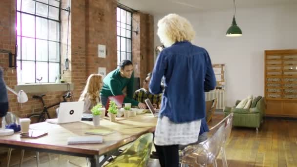 Grupo empresarial lluvia de ideas para ideas — Vídeos de Stock