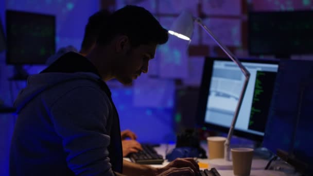 experts informatiques travaillant dans le bureau 