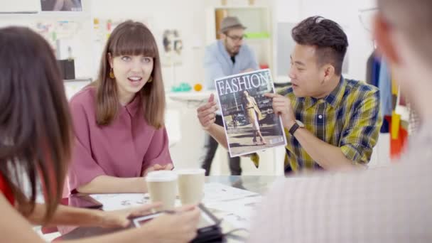 Trabajadores discuten ideas en reunión — Vídeo de stock