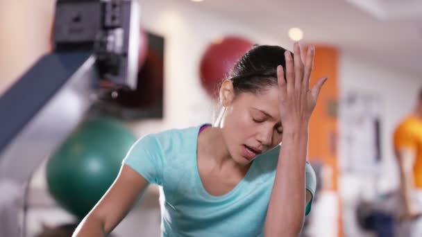 Woman working out on rowing machine — Stock Video