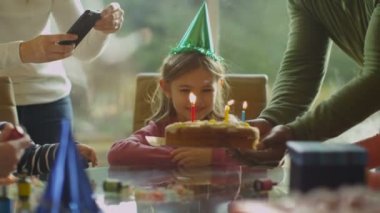  Doğum gününü kutluyor kız