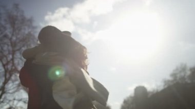 Çift karşılamak ve açık havada kucaklamak