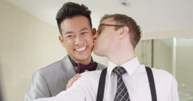 gay çift cep telefonu ile bir selfie almak