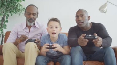 video oyunları oynarken aile
