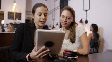 Bilgisayar tablet ile satış temsilcisi