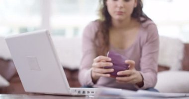 İnternetten alışveriş yapan kadın
