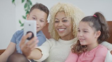 Anne ve çocuk selfie için poz