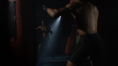 Aynanın önünde eğitimi Mma savaşçı