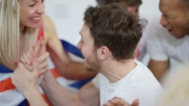 televizyonda spor maç izlerken arkadaşlar