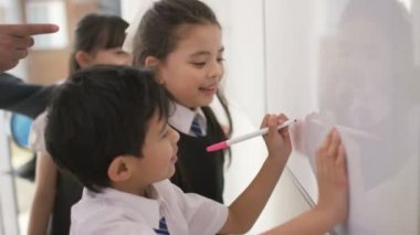 okul çocukları sınıfta gemide öğretmeni ile yazma