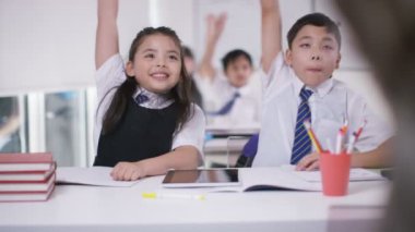 Mutlu okul çocukları sınıfta 