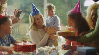 Çocuk onun doğum günü kutluyor