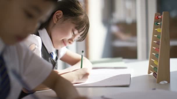 Jeunes écoliers en classe — Video