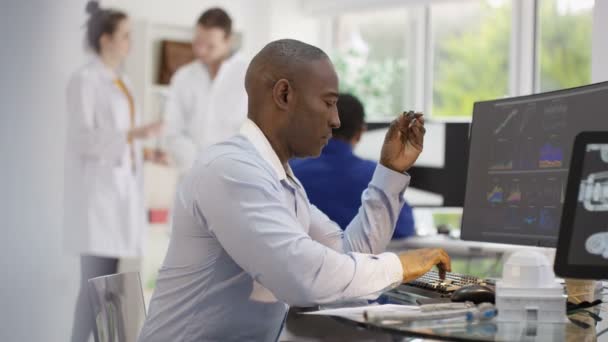  ingénieur recherche des données sur ordinateur 