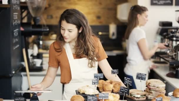 Travailleur souriant debout derrière le comptoir — Video