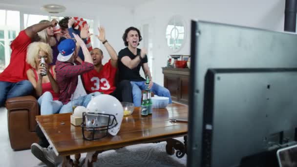 Amerikan futbolu oyunu izlerken arkadaşlar — Stok video