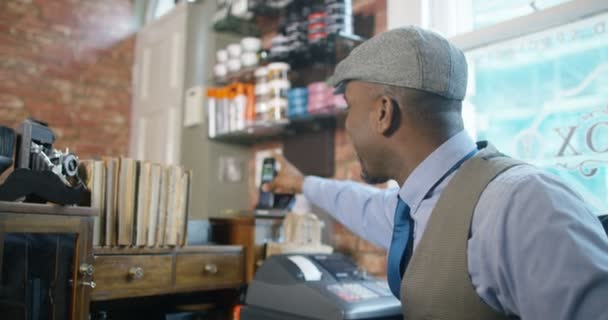 Barbero tomando el pago del cliente — Vídeo de stock