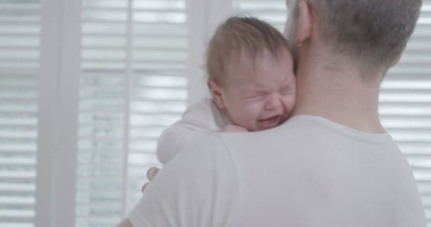 Father holding baby daughter — Stock Video
