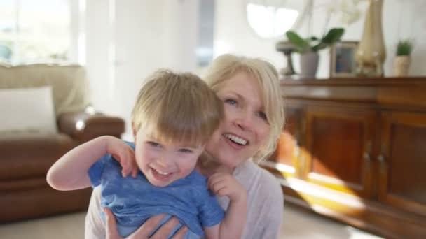 Молодая семья отец, мать, маленький сын и собака делают