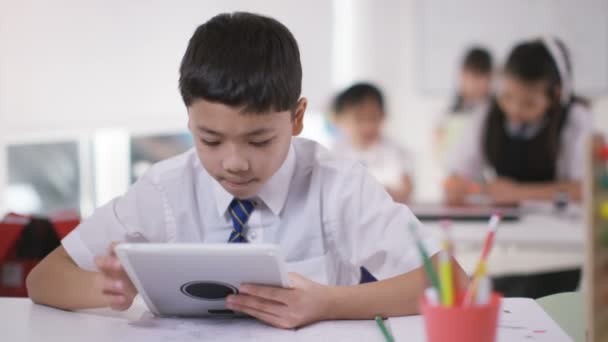 Маленький мальчик с помощью компьютера планшета — стоковое видео