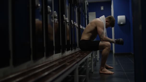 MMA lutador senta-se sozinho no vestiário — Vídeo de Stock