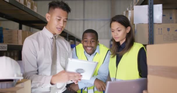 Gerente conversando com os trabalhadores — Vídeo de Stock