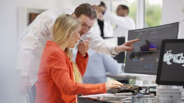 ingénieurs analysant les données techniques 