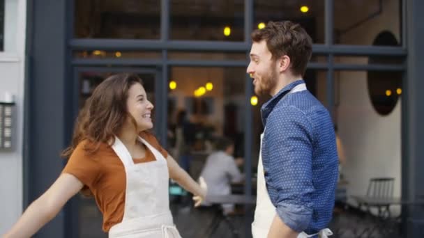 Couple propriétaire debout devant le café — Video