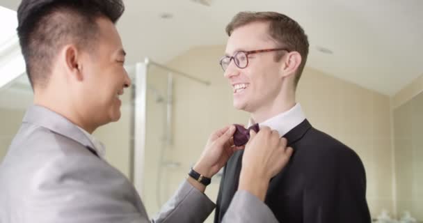 Schwules Paar macht sich bereit für die Hochzeit — Stockvideo