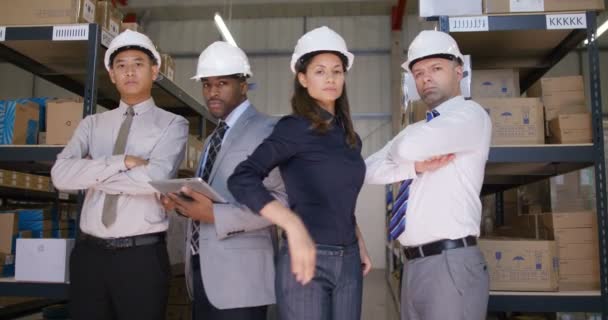 Equipe de gestão em armazém industrial — Vídeo de Stock