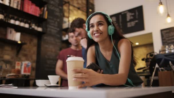 Clientes esperan a ser servidos en la cafetería — Vídeos de Stock